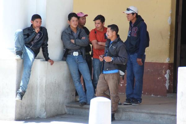 Desempleados se reúnen en Huehuetenango.