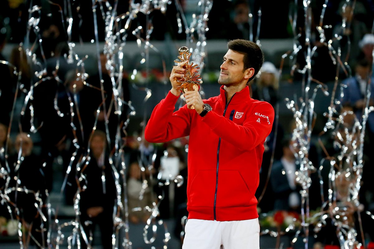 Djokovic levanta el trofeo del Máster 1000 en Madrid. (Foto Prensa Libre: EFE)