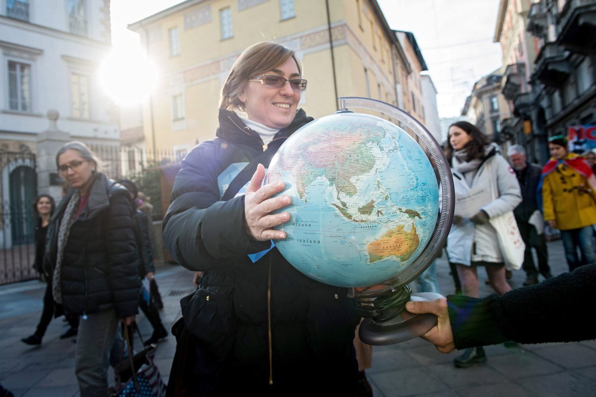 Una activista participa en las marchas contra el cambio climático en Suiza. (Foto Prensa Libre: EFE).