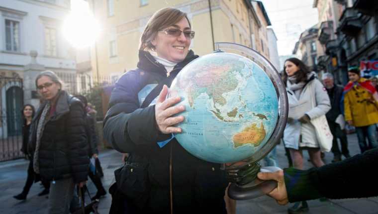 Una activista participa en las marchas contra el cambio climático en Suiza. (Foto Prensa Libre: EFE).