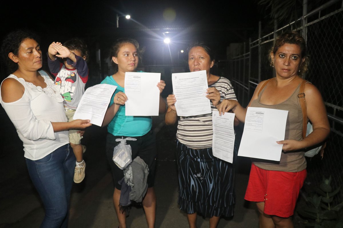 Pacientes muestran recetas que les dieron en la emergencia del hospital del Instituto Guatemalteco de Seguridad Social IGSS en Retalhuleu. (Foto Prensa Libre: Rolando Miranda)