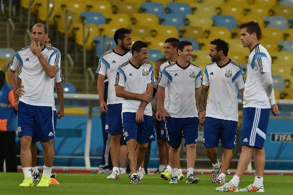 La selección de Argentina se entrenó hoy en el Maracaná previo a su debut en el Mundial. (Foto Prensa Libre: AFP)