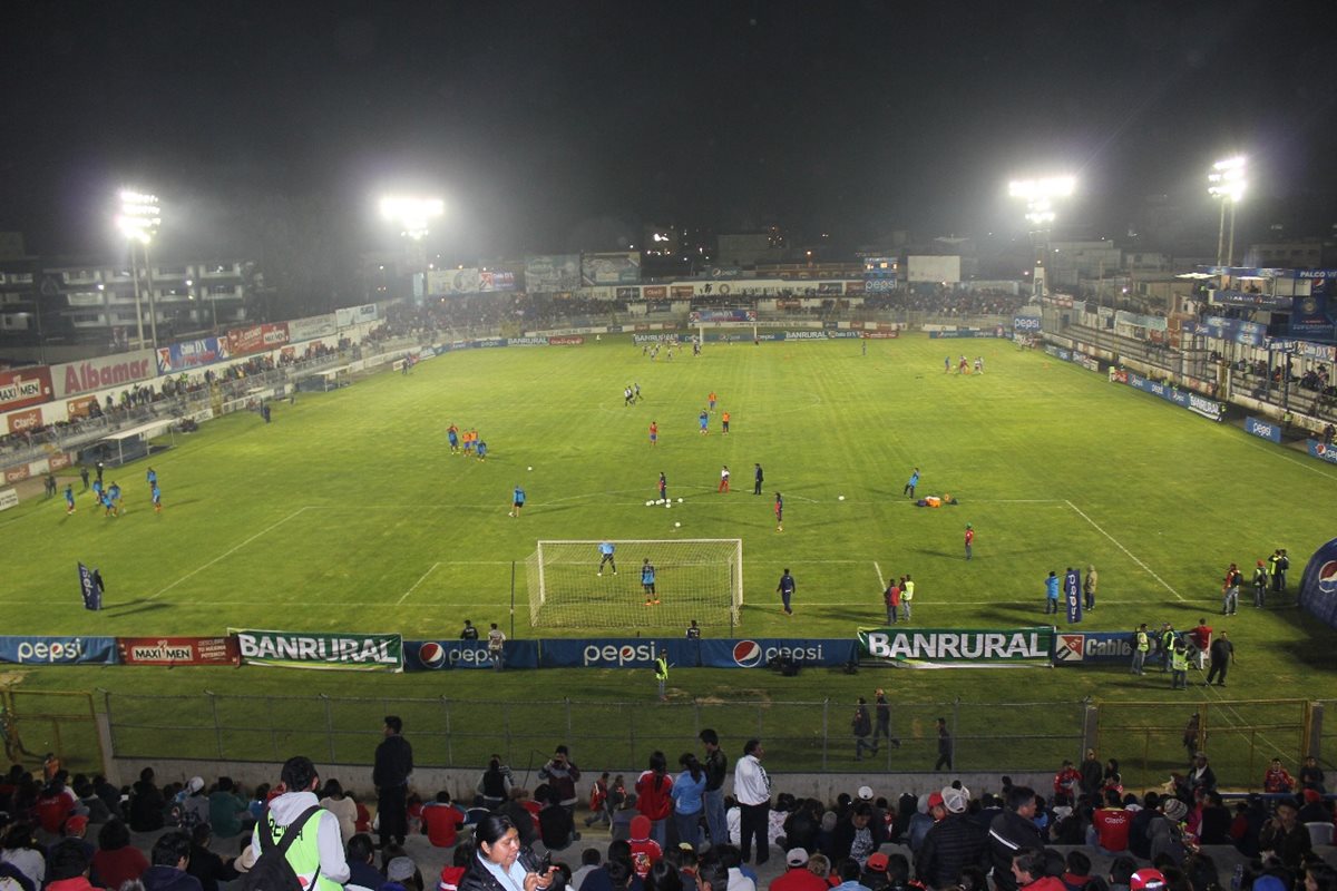 Xelajú MC tiene una deuda de más de 19 años por la energía eléctrica del estadio Mario Camposeco. (Foto Prensa Libre: Raúl Juárez)