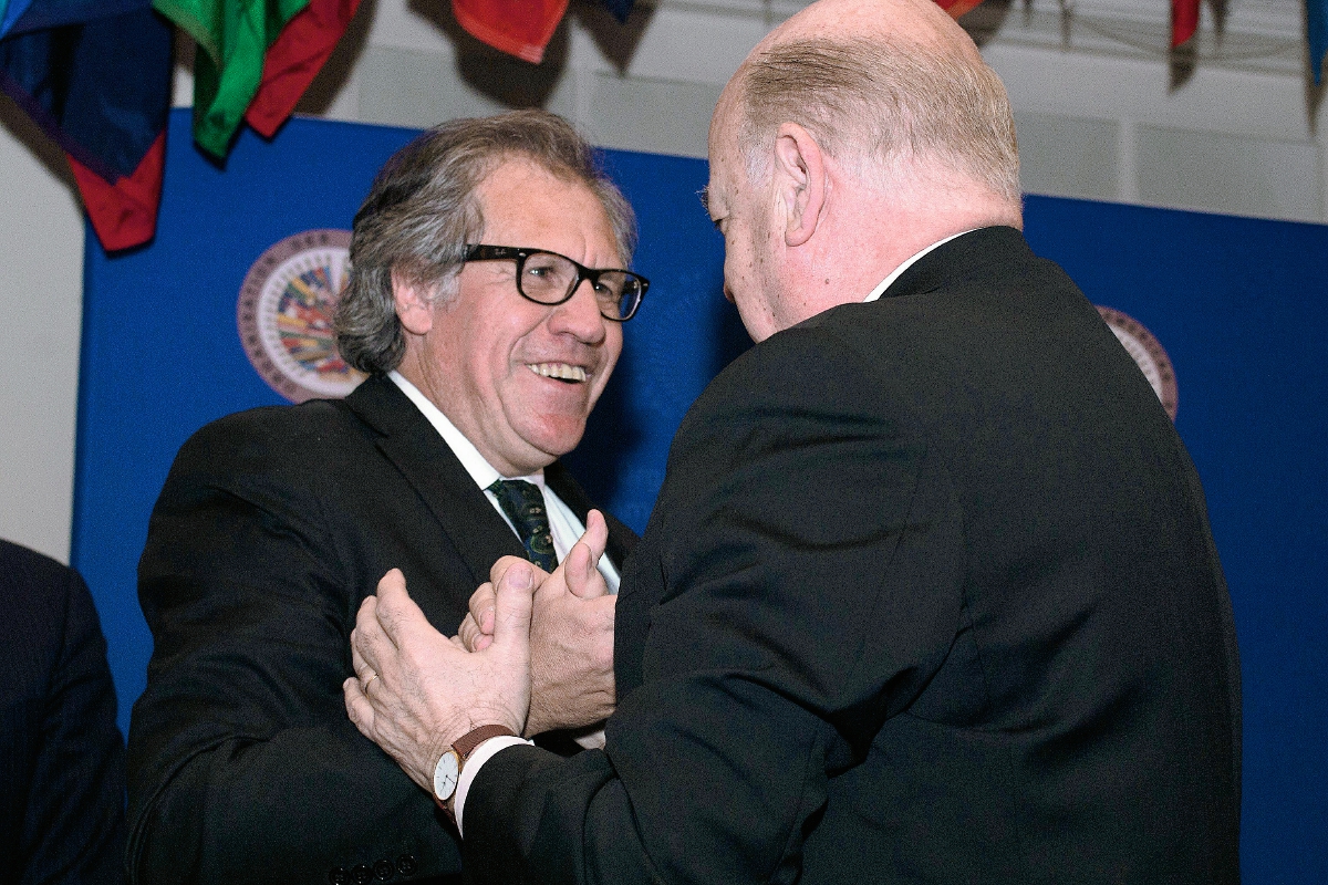 El nuevo Secretario General de la OEA, Luis Almagro es felicitado por  José Miguel Insulza. (Foto Prensa LIbre:AFP)
