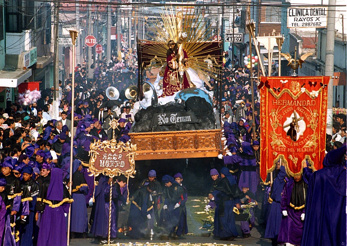 Entre cucuruchos de color morado y negro avanza el Nazareno durante la Semana Santa. Procesión de Lunes Santo. (Foto: Hemeroteca PL)