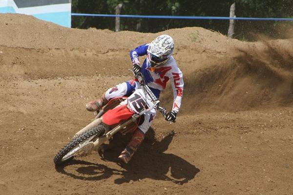 Juan Martínez se coronó campeón nacional de Motocrós y destronó al tico Roberto Castro. (Foto Prensa Libre: Arturo Ochoa)
