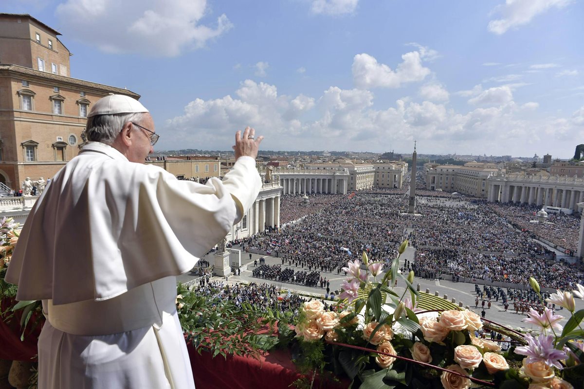 El Papa Francisco saludó a miles de fieles durante una improvisada homilía durante la misa de Resurrección de Jesús y envió mensajes de aliento a cada región del mundo. (Foto, Prensa Libre: EFE)