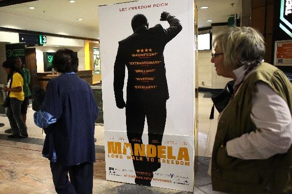 Público sudafricano asiste al estreno del filme Mandela: Long Walk To Freedom. (Foto Prensa Libre: AFP)