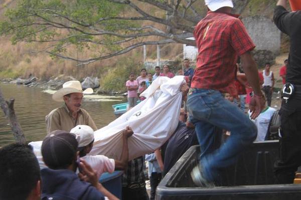 Cadáveres de jóvenes son trasladados en palangana de picop, en Santa Rosa. (Foto Prensa Libre: Oswaldo Cardona)