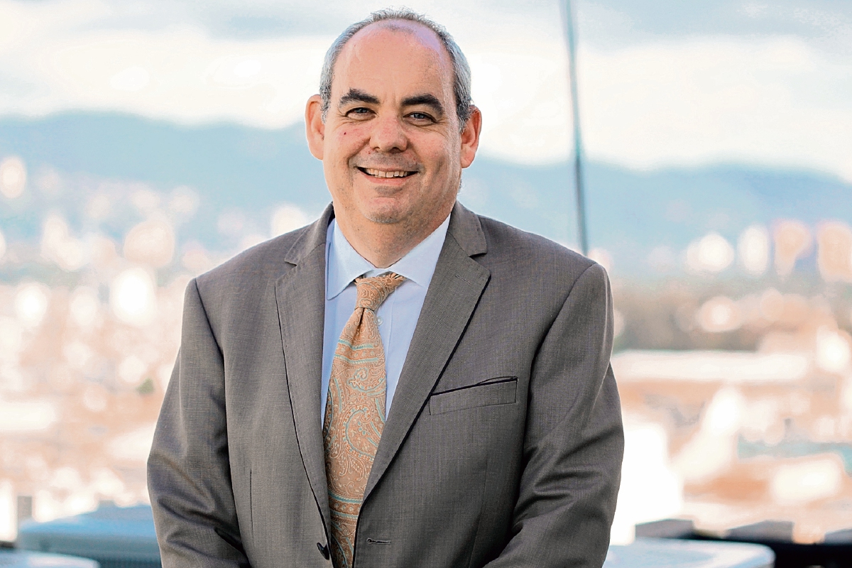 Igal Permuth, artista local. (Foto Prensa Libre: Ángel Elías)