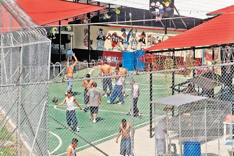 Pandilleros del Barrio 18 recluidos en el sector 11 del Preventivo para hombres. (Foto Prensa Libre: Hemeroteca PL)