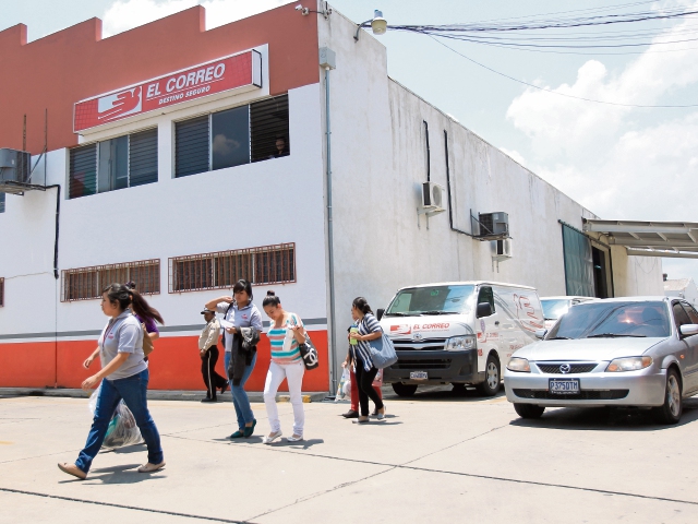 Empleados salen de las oficinas centrales de El Correo, en la zona 12. (Foto Prensa Libre: Esbín García).