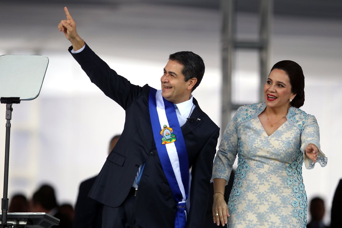 Presidente Juan Orlando Hernández y su esposa, luego de ser juramentado para su segundo mandato. (Foto Prensa Libre: AFP)