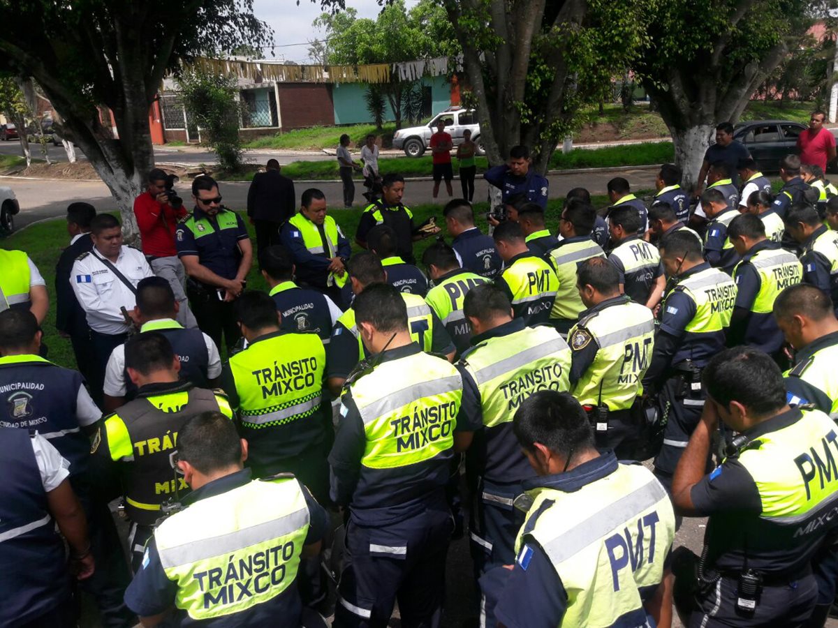 Alcalde Neto Bran se reúne con agentes de tránsito en la colonia Primero de Julio. (Foto Prensa Libre: Muni de Mixco).