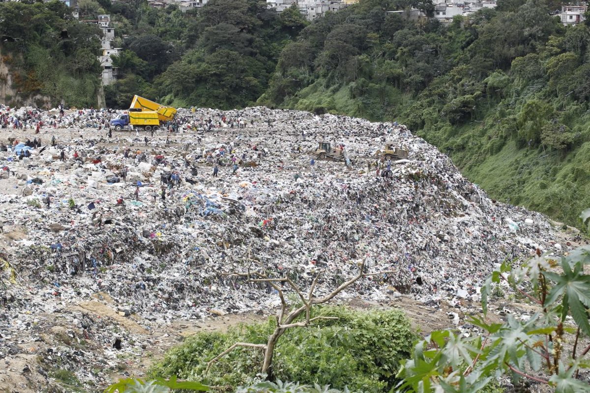 Cada día, al vertedero de la zona 3 de la capital llegan tres mil 200 toneladas de desechos. (Foto Prensa Libre: Paulo Raquec)