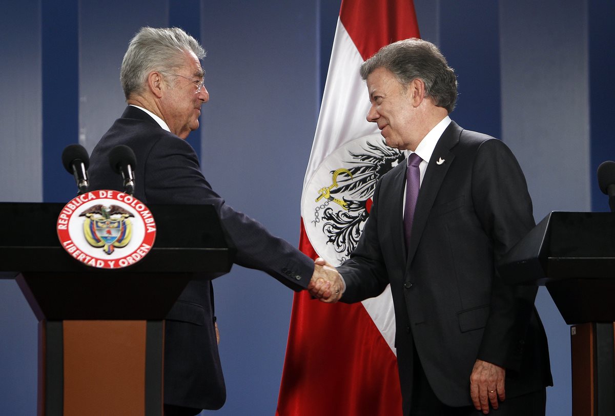 El presidente de Austria, Heinz Fischer, estrecha la mano de su homólogo de Colombia, Juan Manuel Santos. (Foto Prensa Libre: EFE)