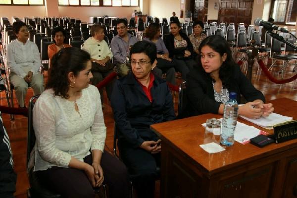 grupo de mujeres despedidas, en audiencia.