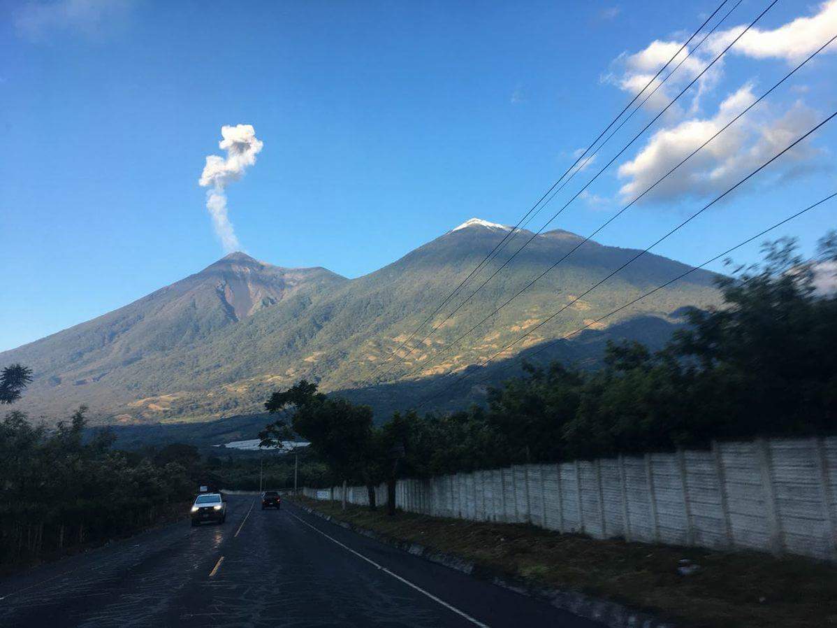 Vista de los volcanes de Fuego, en desgasificación, y el Acatenango, con una capa de hielo en la cima. (Foto Prensa Libre: Twitter @ClimaenGuate)
