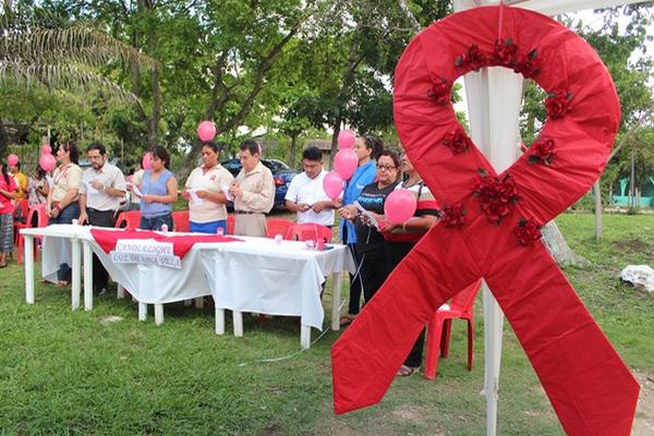 Personal de la clínica integral del VIH-sida en San Benito, Petén, hace una oración para recordar a las víctimas de esa enfermedad. (Foto Prensa Libre: Rigoberto Escobar)  <br _mce_bogus="1"/>