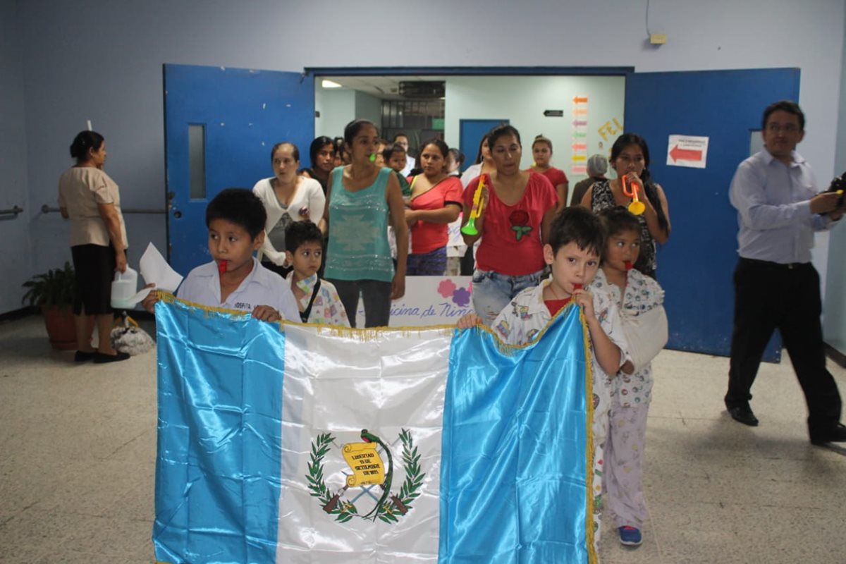 Unidad de pediatría del Hospital San Juan de Dios, celebran fiestas patrias. (Foto Prensa Libre: Hospital San Juan de Dios)