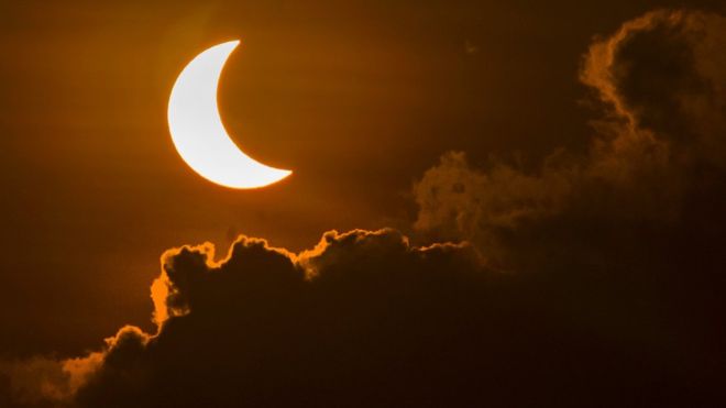 Hoy en día los eclipses totales de sol se pueden predecir con exactitud y esto permite que nos preparemos para observarlos. (GETTY IMAGES)