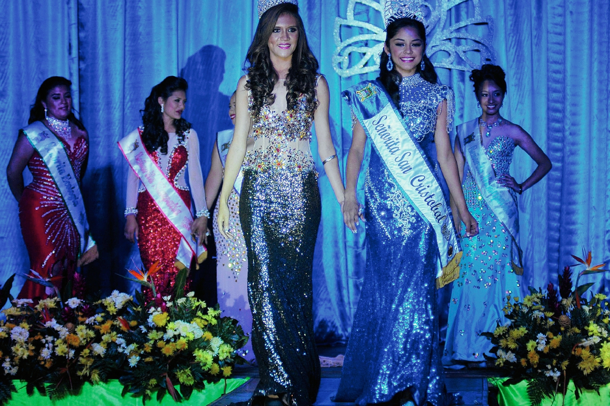 Daniela Catalán, de vestido azul, es la nueva Señorita San Cristóbal Verapaz. (Foto Prensa Libre: Eduardo Sam)