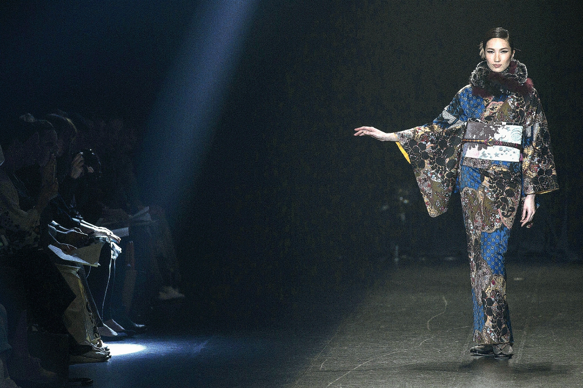 Una modelo desfila con una creación del diseñador japonés Jotaro Saito durante la Semana de la Moda de Tokio, Japón que se celebró la semana pasada. Foto Prensa Libre: EFE