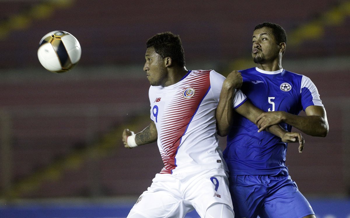 José Guillermo Ortiz, de Costa Rica, y Érick Tellez, de Nicargua disputan el balón en un pasaje del encuentro. (Foto Prensa Libre: AP).