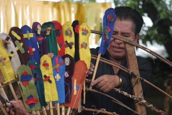 Durante dos días, los devotos colocan "las plumas",  elaboradas con tela y cañas de Castilla. (Foto Prensa Libre: Edwin Castro)