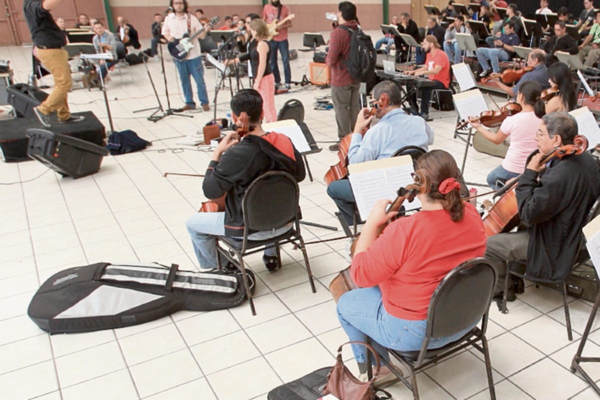 Durante tres meses los músicos han ensayado para la presentación de mañana. (Foto Prensa Libre: Esbín García)