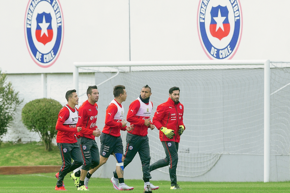 Los chilenos Eduardo Vargas, Arturo Vidal y Johnny Herreradurante el entrenamiento de la selección. (Foto Prensa Libre: AFP)