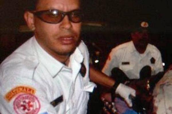 Bomberos trasladan a piloto que fue atacado a balazos en Villa Nueva. (Foto Prensa Libre: Bomberos Voluntarios)<br _mce_bogus="1"/>