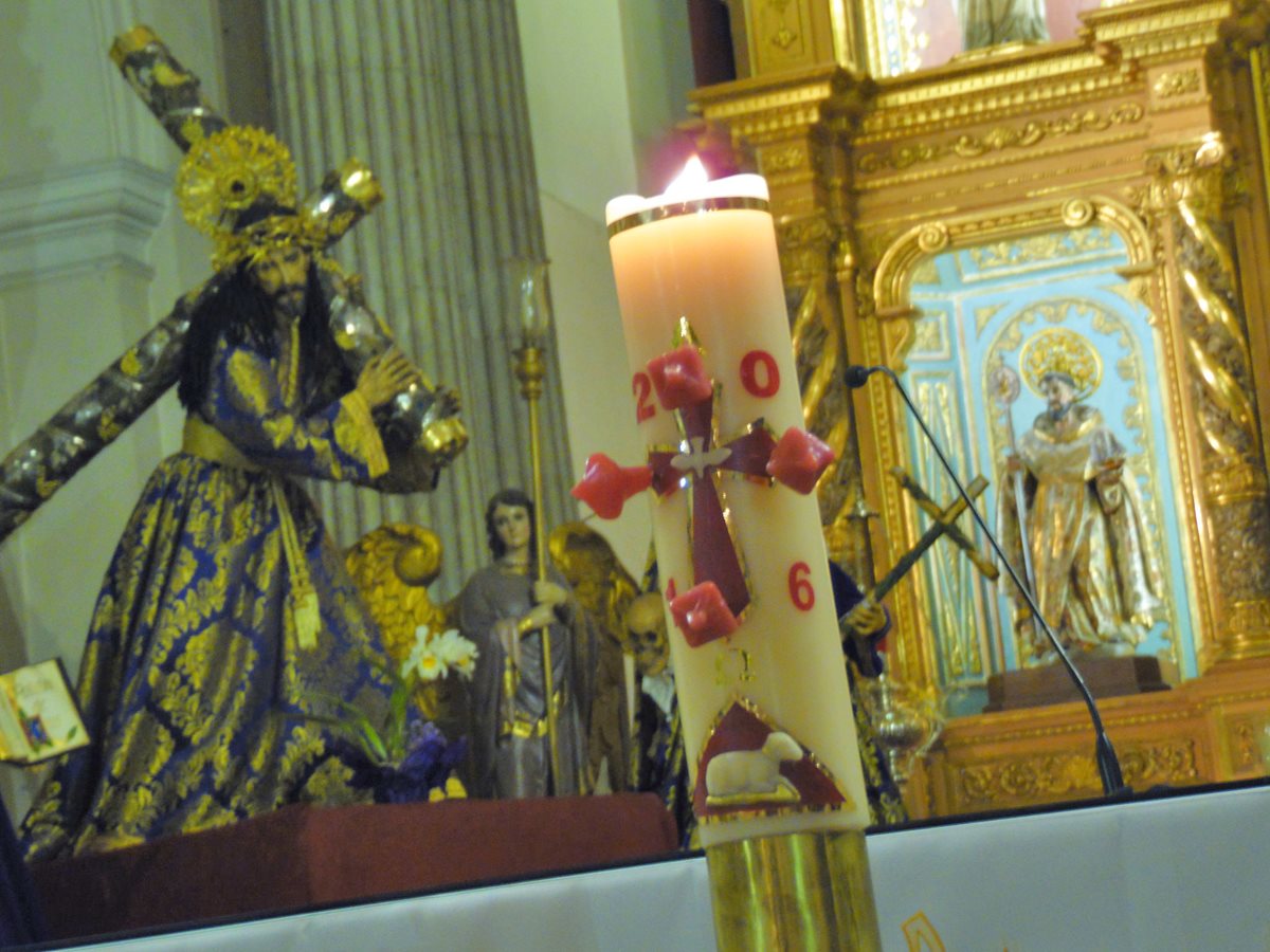 El Cirio Pascual se enciende con el fuego bendecido durante la Vigilia Pascual. (Foto: Néstor Galicia)