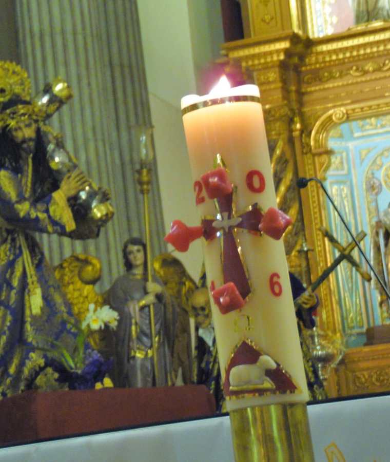 El Cirio Pascual se enciende con el fuego bendecido durante la Vigilia Pascual. (Foto: Néstor Galicia)