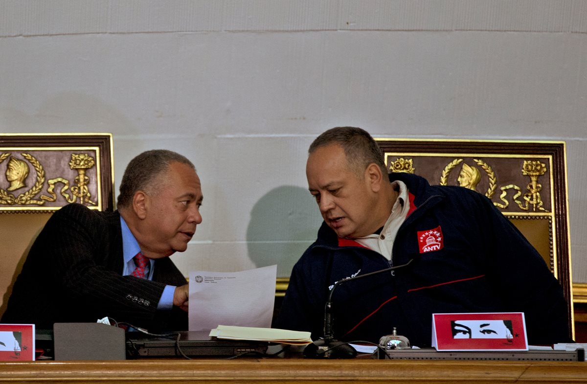 Diosdado Cabello (der.), el número dos dle chavismo durante la sesión de este miércoles. (Foto Prensa Libre: AP).