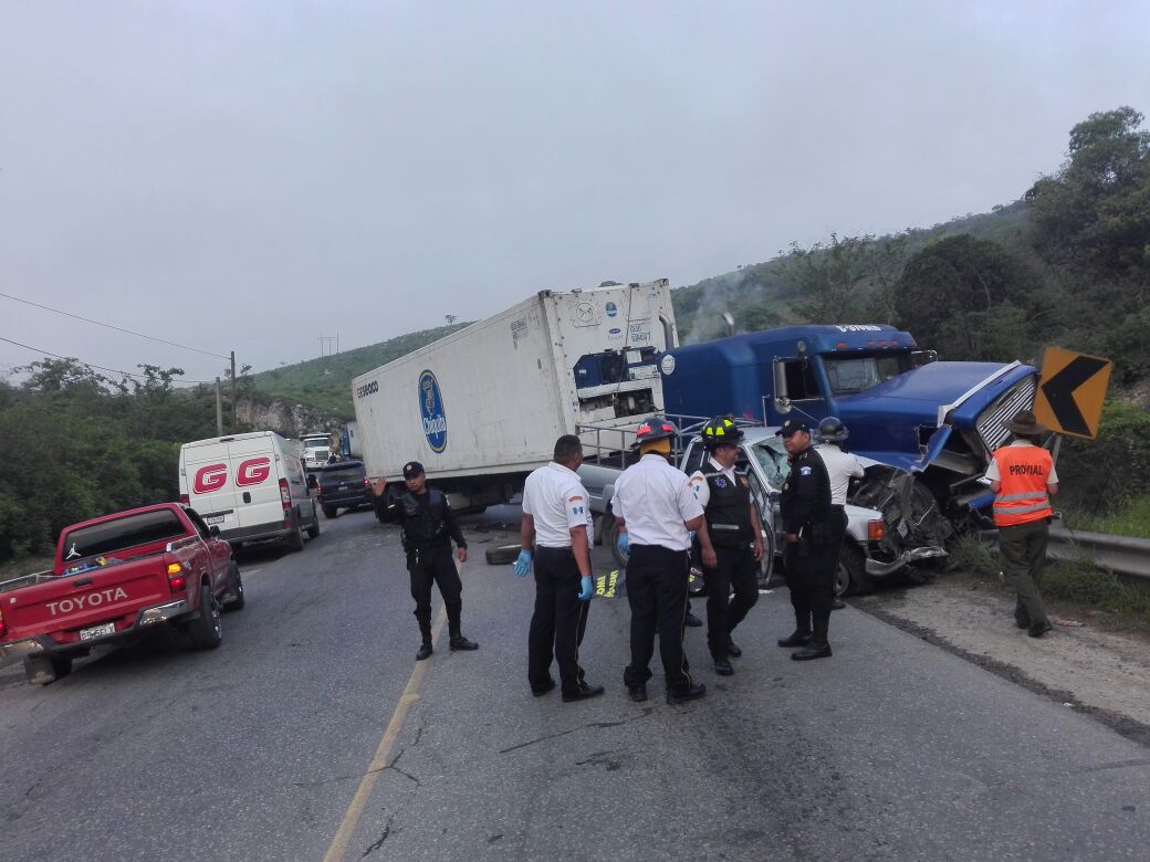 Víctimas de accidente de tránsito, ocurrido en el km 63 de la ruta al Atlántico, viajaban en un picop. (Foto Prensa Libre: Hugo Oliva)
