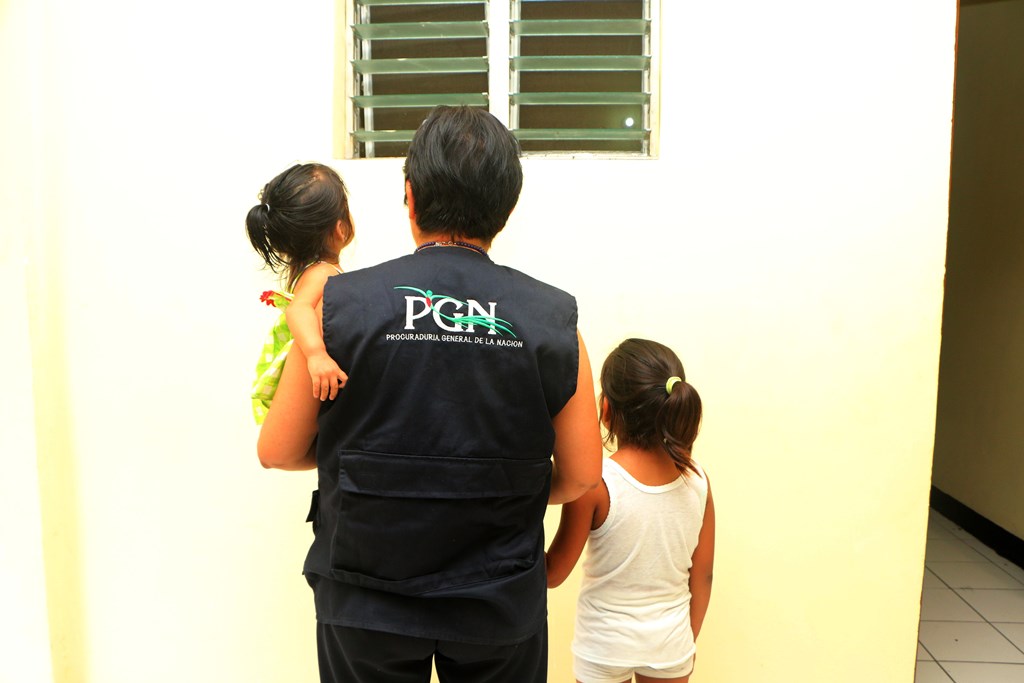 Niñas de 2 y 7 años fueron rescatadas en una cantina de Retalhuleu por personal de la Procuraduría General de la Nación y entregadas a familiares. (Foto Prensa Libre: Rolando Miranda)