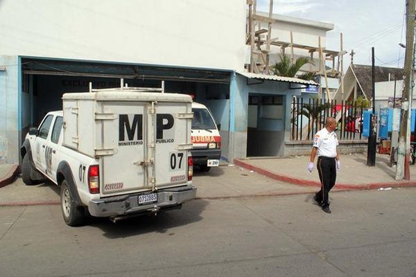 Investigadores del MP llegan en vehículo al Hospital Nacional de Jalapa donde murió Adolfo Molina Martínez, luego de haber sido baleado en Monjas. (Foto Prensa Libre: Hugo Oliva)
