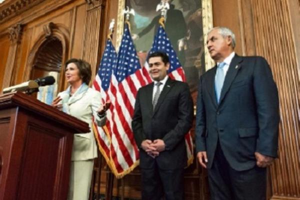 Nancy Pelosi, de la Cámara de Representantes, saluda a los  presidentes de Honduras, Orlando Hernández, y Guatemala, Otto Pérez Molina.
