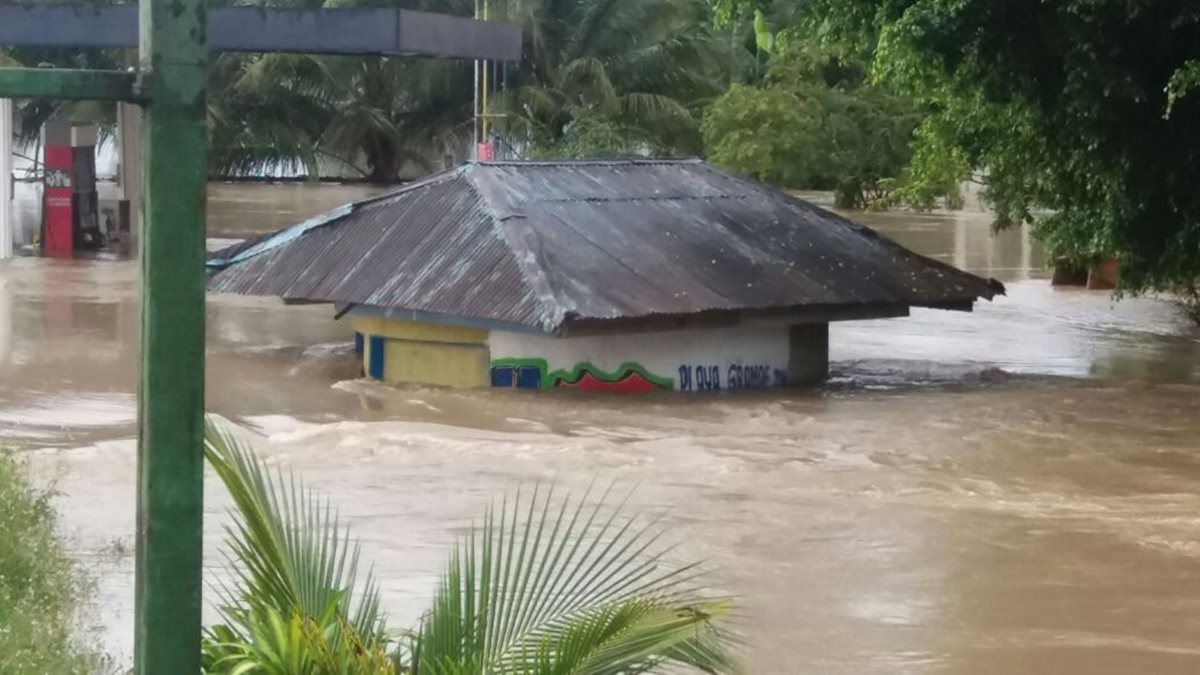 Una gasolinera, en el ingreso a Ixcán, Quiché, está inundada por el desborde del río Chixoy. (Foto Prensa Libre: Héctor Cordero)