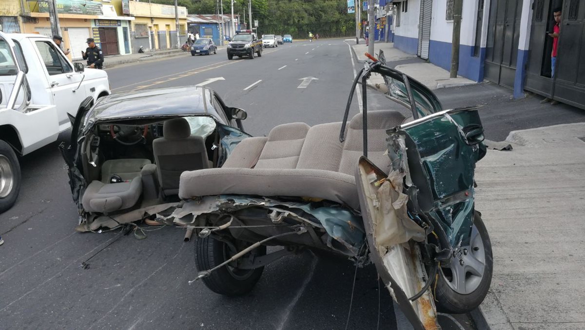 El vehículo quedó partido por el impacto. (Foto Prensa Libre: Érick Ávila)