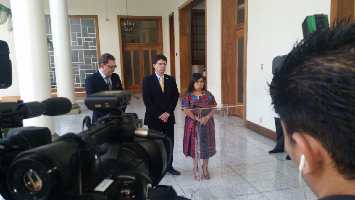 El ministro de Economía Rubén Morales y Ana Leticia Salguero de Trabajo, confirman que el Ejecutivo discute de nuevo el salario diferenciado. (Foto Prensa Libre: Cortesía SCSP)