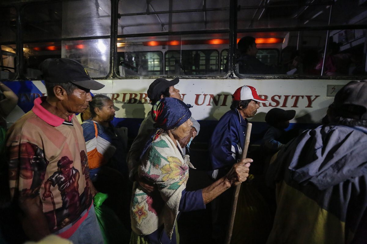 Pobladores de Bluefields, Nicaragua, son evacuados ante el peligro que representa Otto. (Foto Prensa Libre: AFP)