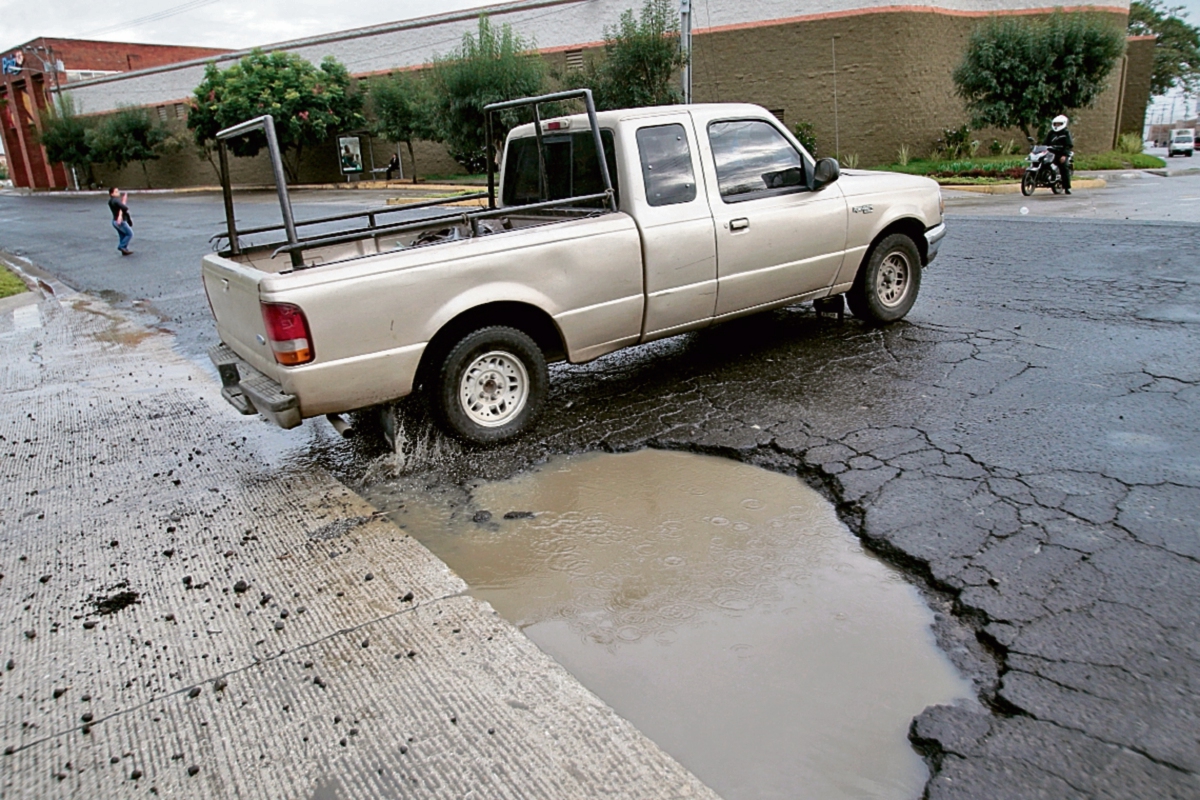 El Naranjo es una de las vías más afectadas por los hoyos en el asfalto; en tanto, la Municipalidad de Mixco no inicia ningún plan de bacheo. (Foto Prensa Libre: Érick Ávila)