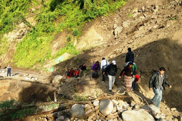 Pese a la restricción, las personas continúan pasando en el derrumbe que hay entre Sololá y Panajachel. (Foto Prensa Libre: Édgar René Sáenz)