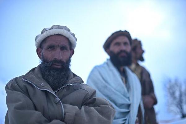 Familiares de personas atrapadas por un alud esperan tener noticia de  ellas en Bazarak, en la provincia afgana de Panjshir. (Foto Prensa  Libre: AFP)