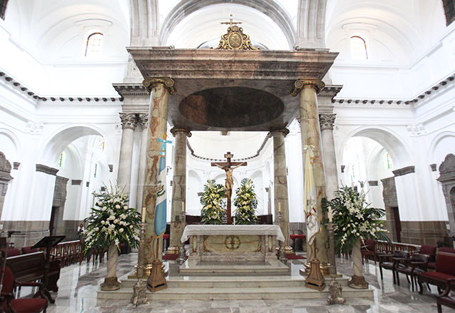 En este altar se encuentran depositadas las reliquias de Santiago Apóstol. (Foto: Hemeroteca PL)