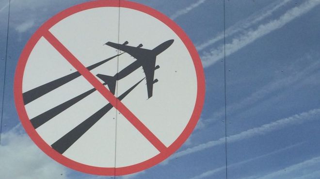 Estelas químicas: por qué hay gente que cree que hay algo siniestro detrás de las líneas blancas que dejan los aviones en el cielo