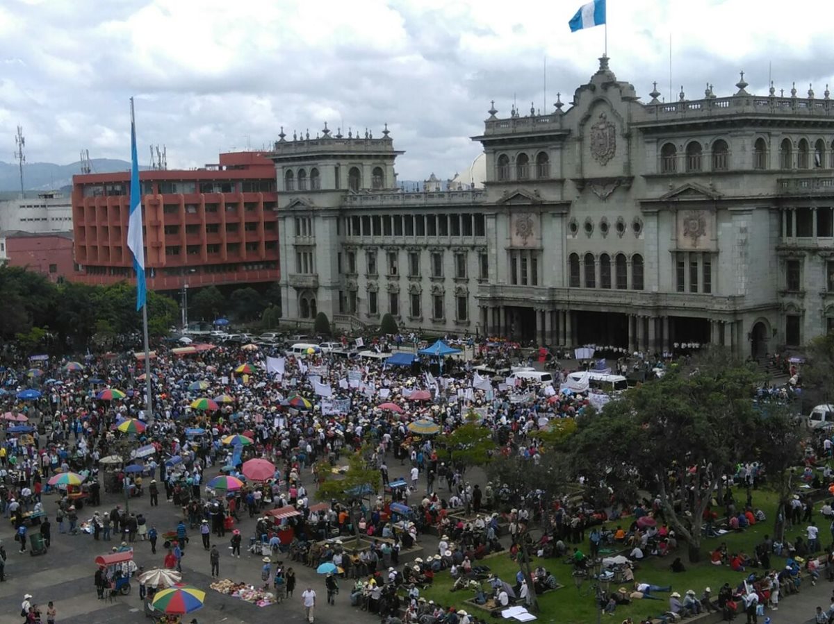 Manifestantes ocupan la Plaza Central, frente al Palacio Nacional de la Cultura. (Foto Prensa Libre: Estuardo Paredes)