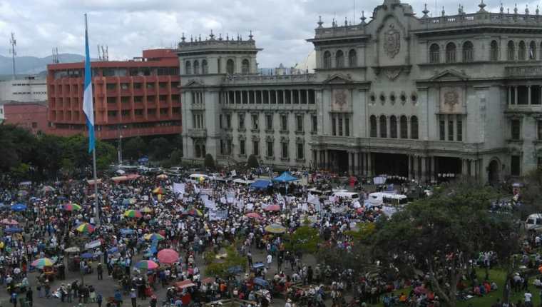 Manifestantes ocupan la Plaza Central, frente al Palacio Nacional de la Cultura. (Foto Prensa Libre: Estuardo Paredes)